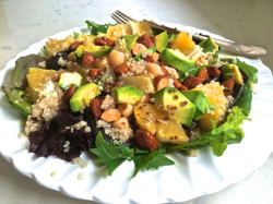 Ensalada quinoa garbanzos y aguacate